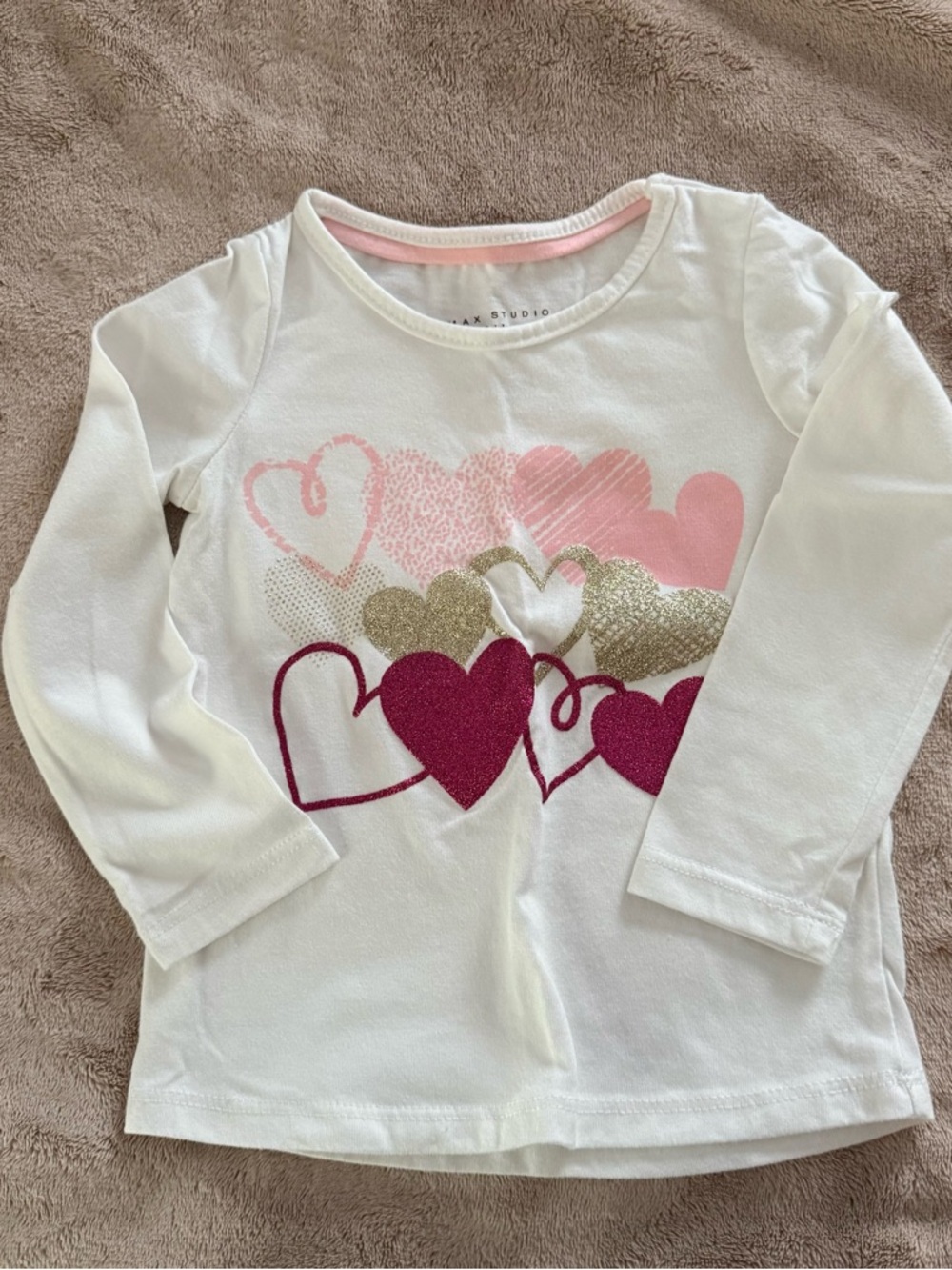Max Studio long-sleeve tops with heart print – 2 pcs (pink & white).